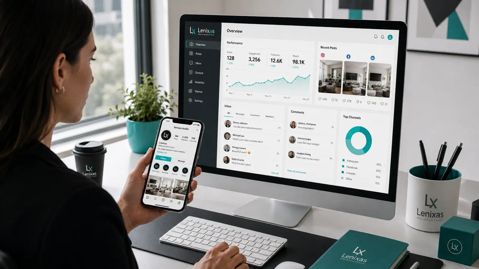 Profesional gestionando las redes sociales de una empresa desde un ordenador y un teléfono móvil